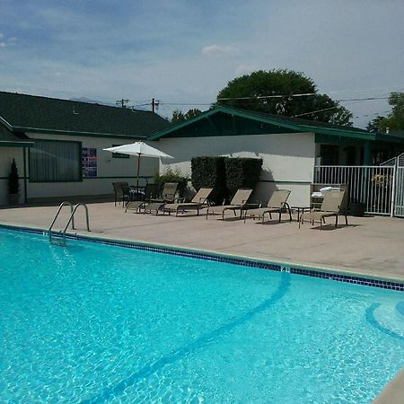 Bishop Village Motel Exterior foto
