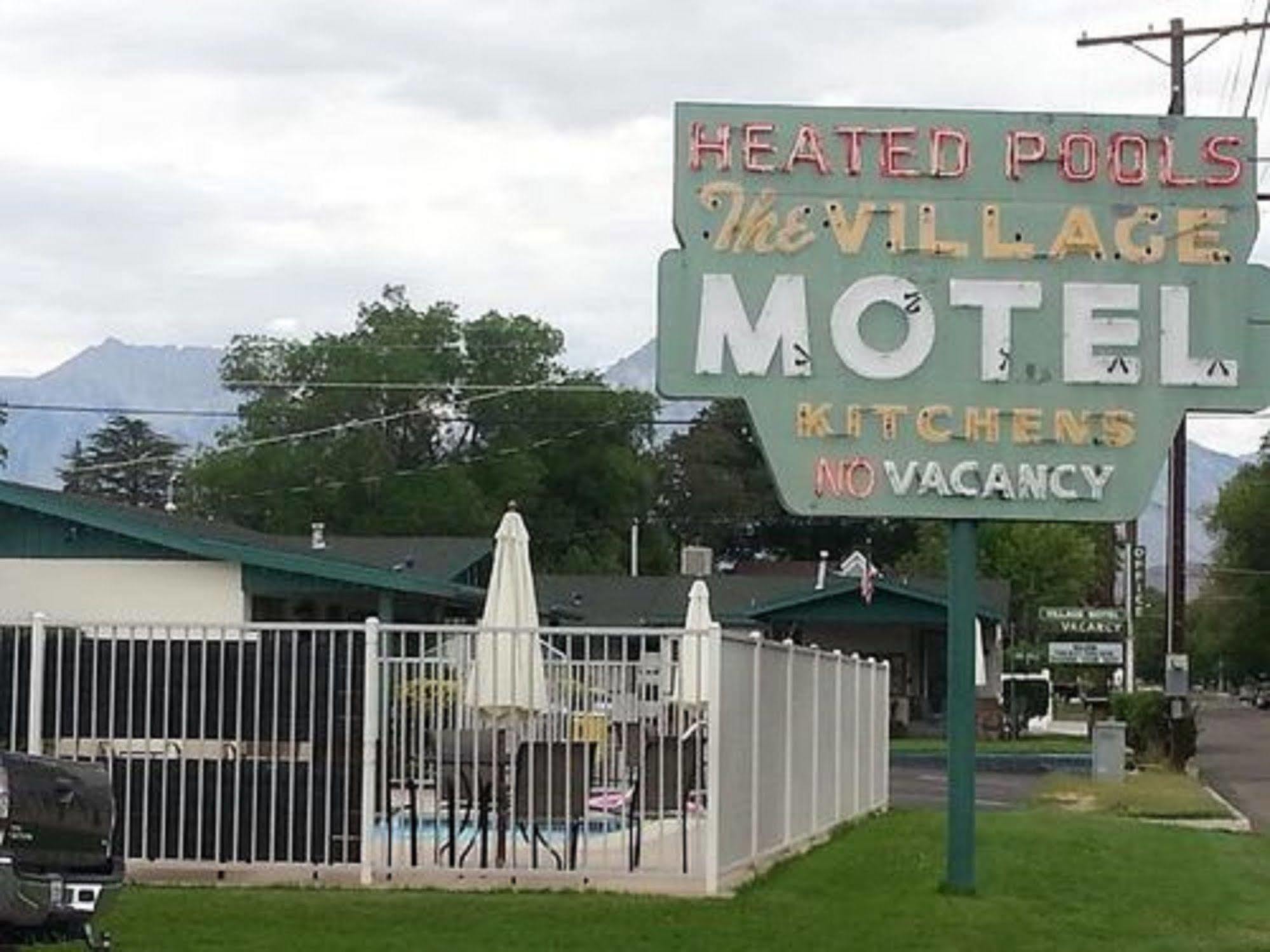 Bishop Village Motel Exterior foto